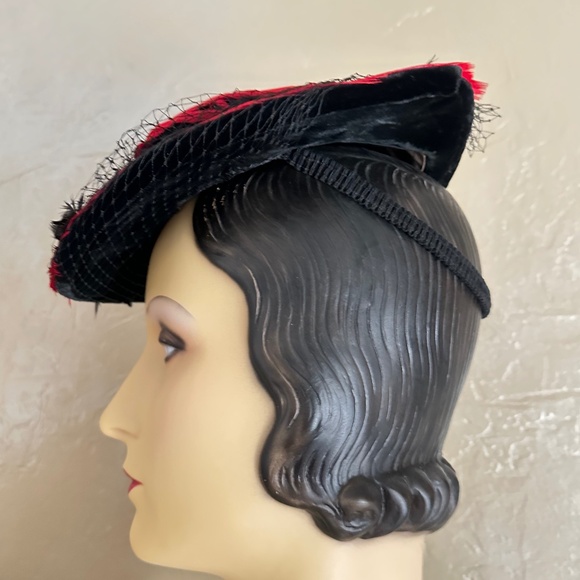 IMPOSING 1930's BLACK VELOUR TILT HAT COVERED IN RED/BLACK FEATHERS + VEIL - Picture 6 of 12